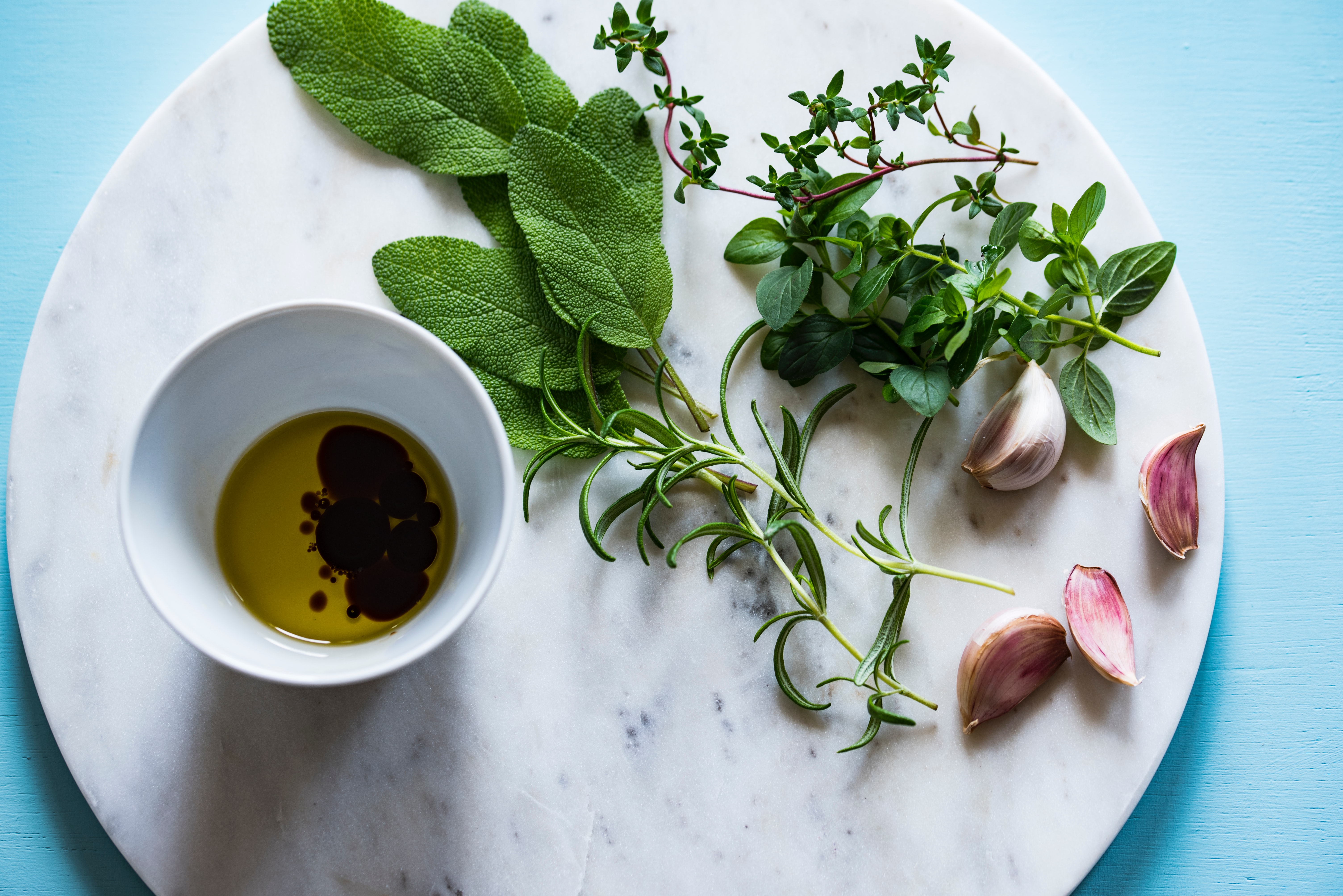 aceite de camelina en el plato